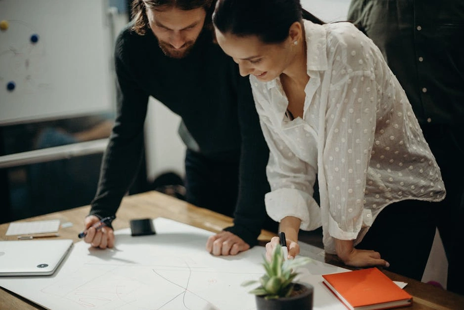 Zkušený lektor prezentuje během online webináře skupině účastníků.